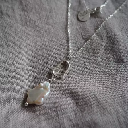 Naszyjnik Vesper z perłą i zawieszką o organicznym kształcie srebro
